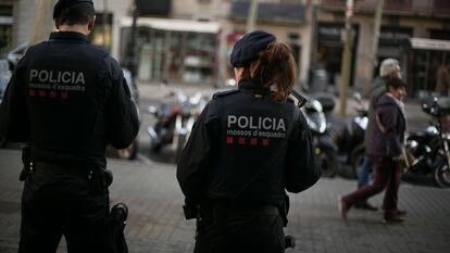 24/12/18 Un pareja de agentes de la Brigada Mobil de los Mossos d Esquadra vigilan la Rambla.
Alerta de atentado terrorista en la Rambla. Barcelona, 24 de diciembre de 2018 [ALBERT GARCIA] 
