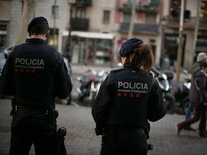 Un pareja de agentes de los Mossos d Esquadra vigilan la Rambla, en una foto de archivo.