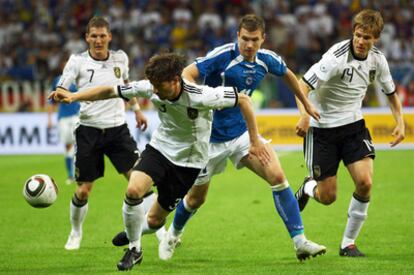 Friedrich, en el centro, pugna por el balón con el bosnio Dzeko, ante Schweinsteiger (izquierda) y Badstuber.