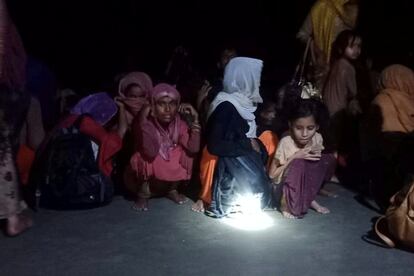 Refugiados rohingyas que llevaban dos meses en el mar, en una playa de Bangladés tras ser rescatados el 15 de abril de 2020