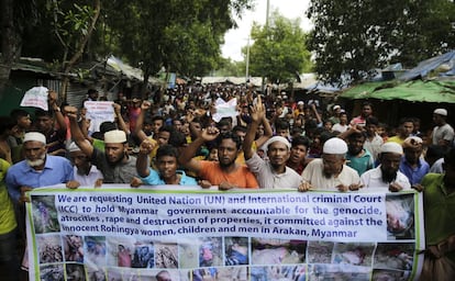 Hombres rohingya marchan con una pancarta como protesta, el 25 de agosto de 2018, en el campamento de Kutupalong, en Bangladesh. 