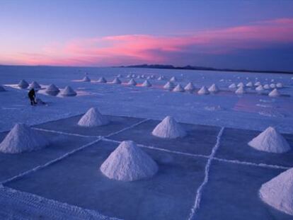 Monta&ntilde;as de sal en Uyuni, donde est&aacute; la mayor reserva de litio del mundo.