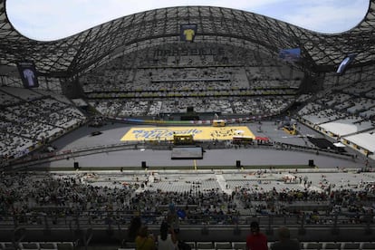 El Estadio Vel&oacute;dromo de Marsella, invadido por el Tour.