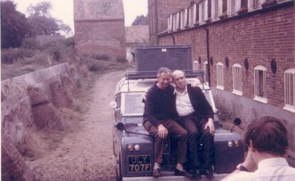 Britten y Rostropóvich, fotografiados por Rosamond Strode, asistente del compositor, en el exterior de Snape Maltings.  