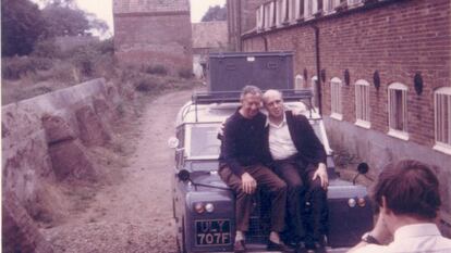 Britten y Rostropóvich, fotografiados por Rosamond Strode, asistente del compositor, en el exterior de Snape Maltings.  