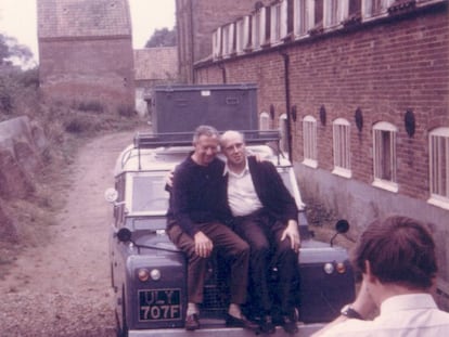 Britten y Rostropóvich, fotografiados por Rosamond Strode, asistente del compositor, en el exterior de Snape Maltings.  