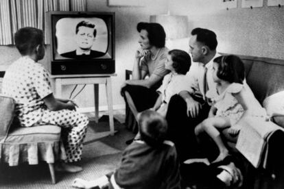 La típica familia estadounidense viendo a John F. Kennedy durante su campaña contra Nixon.