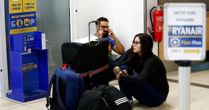 Pasajeros en el aeropuerto alemán de Schoenefeld, este viernes.