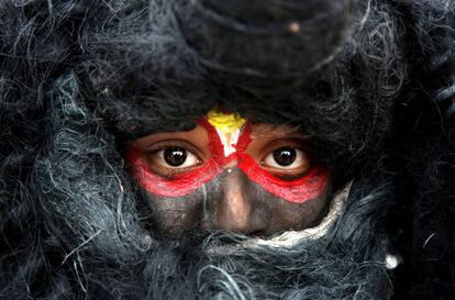 Un niño indio vestido como el dios Shiva participa en la festividad popular hindú en honor a Shiva "Maha Shivaratri", también llamada “la gran noche de Shiva”, en Jammu (India), el 12 de febrero de 2018.