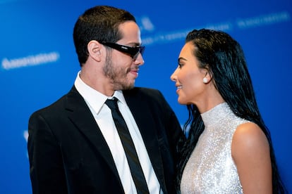 Pete Davidson y Kim Kardashian, en la alfombra roja de la cena de corresponsales de la Casa Blanca.