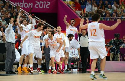 El equipo celebra una canasta contra Rusia.