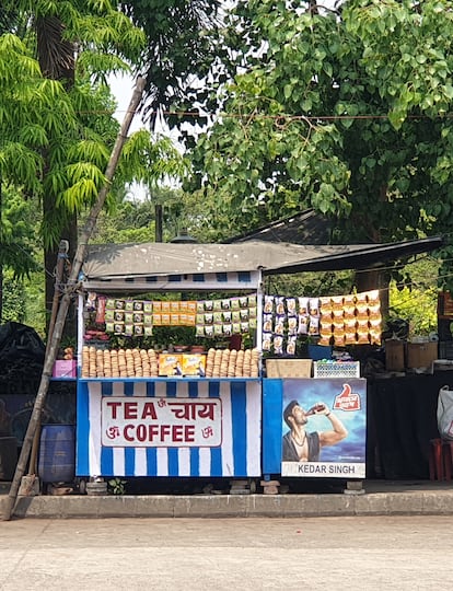 Un colorista puesto callejero de comidas y bebidas en Calcuta, la ciudad más divertida de la India.