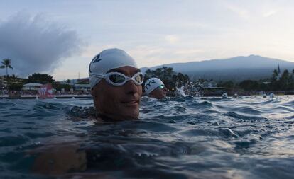 Craig Alexander de Australia espera para empezar la primera prueba del Ironman.