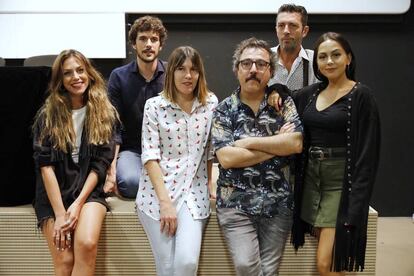 En el centro, los directores de la serie Ana Ramón y Pau Martínez, rodeados de parte del reparto actoral. 