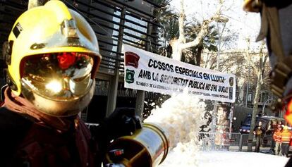 Protesta de los bomberos frente la sede del Departamento de Interior.