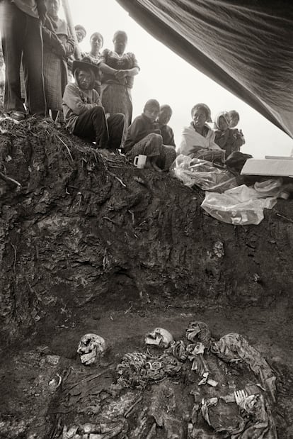 Un grupo de indígena espera la exhumación de sus familiares, en febrero de 2009 en Joyabag (Guatemala).