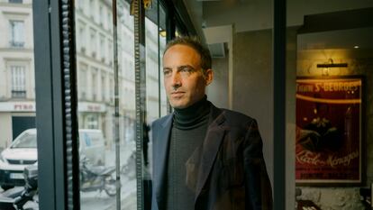 Raphaël Glucksmann, candidato de la lista socialista para las elecciones europeas del 9 de junio, en una cafetería de París, el 28 de mayo.