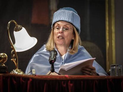 La investigadora Londa Schiebinger durante su discurso en la Universitat de València. 