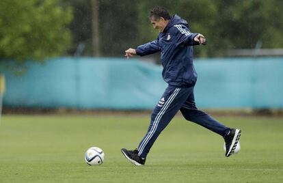 Edgardo Bauza patea un balón en su último día como entrenador.