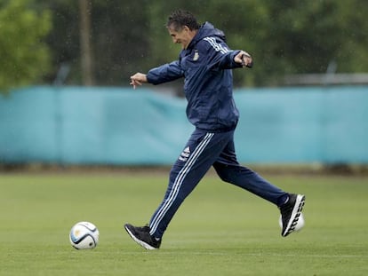 Edgardo Bauza patea un balón en su último día como entrenador.