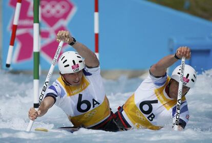 Los británicos David Florence y Richard Hounslow en las series de aguas bravas C2.