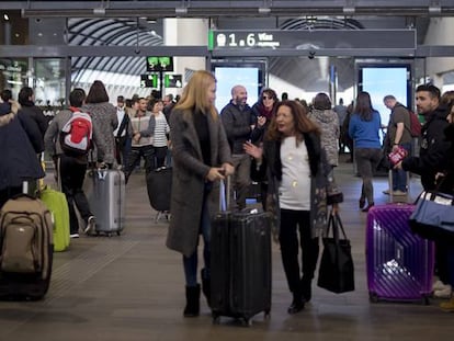 Sevilla/23-12-2017: Viajeros en la estación de Santa Justa en Sevilla. FOTO: PACO PUENTES/EL PAIS