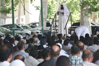 Un imam, ayer, dirigiendo la plegaria a la comunidad musulmana en Lleida en los Camps Elisis.