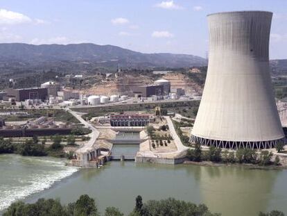 Complex nuclear d'Ascó amb la torre de refrigeració en primer pla.