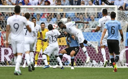 El francés Samuel Umtiti dispara a portería.  