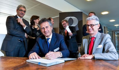 Bernard Marchant, del diario belga Le Soir, firma el acuerdo ante la presencia de Javier Moreno, director de LENA, y de los representantes del resto de periódicos europeos.