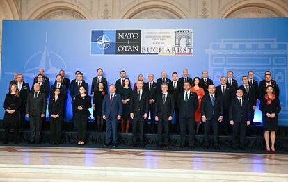 Los ministros de Exteriores de los países de la OTAN y el secretario general de la Alianza Atlántica en una reunión en Bucarest este martes.