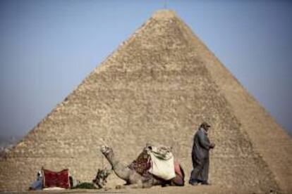 Un hombre que trabaja en el sector del turismo junto a las pirámides de Giza. EFE/Archivo