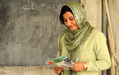 2010, Mazar e Sharif, Afganistán. En este país, las niñas solo pueden recibir clases de mujeres docentes, como la de la foto. Durante mi estancia en Mazar, la única profesora de uno de los distritos cercanos fue asesinada después de recibir varias amenazas para que dejase de trabajar. A consecuencia de ello, las chicas de ese distrito no pudieron continuar recibiendo formación. La educación es clave para romper el círculo del hambre y la pobreza. El PMA proporciona a las niñas alimentación escolar y raciones para llevar a casa para que sus familias valoren que su esfuerzo les recompensa a todos.