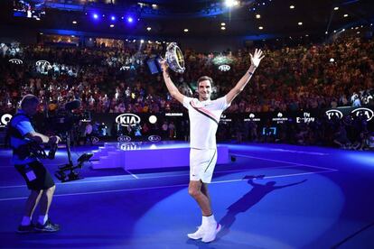 Roger Federer celebra su victoria tras ganar el Open de Australia, el 28 de enero de 2018.