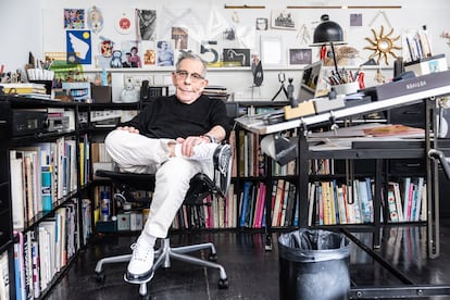 El diseñador y fotógrafo argentino Juan Gatti, fotografiado en su estudio, en el barrio de Salamanca de Madrid.