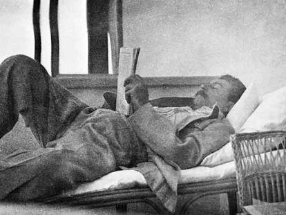 Josef Stalin lee tendido en una cama, en una imagen sin fecha.