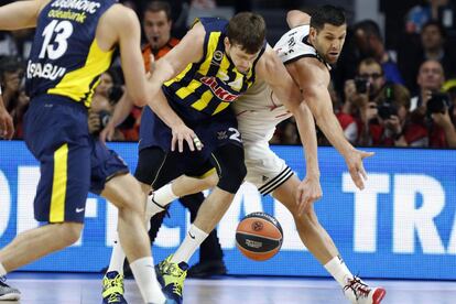 Reyes defiende la acción de Vesely.