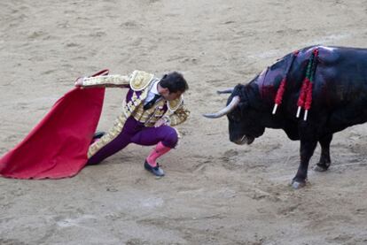 El Fandi, durante la faena de ayer en Barcelona.