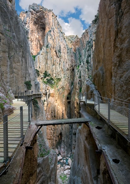 Los tres kilómetros de longitud de pasarelas del Caminito del Rey utilizaron madera que se cortaba en el propio trazado para poder adaptarlo al medio.