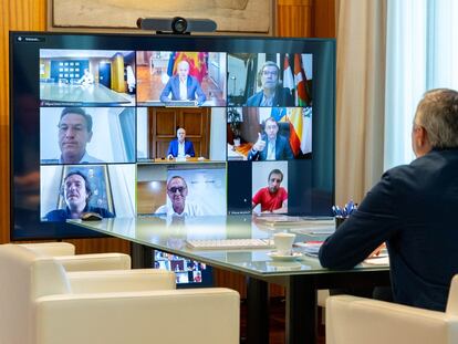 El alcalde de Zaragoza, Jorge Azcón, durante la cumbre con una decena de alcaldes de distintos partidos.