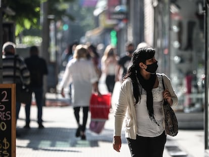 Varias personas caminan por una zona de ventas informales en Buenos Aires, el pasado 23 de marzo.