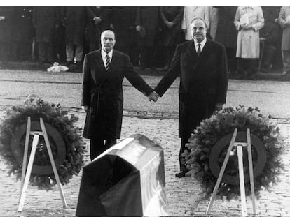 El canciller alemán Helmut Kohl da la mano al ex presidente de Francia, Francois Mitterand (izquierda) en su visita al campo de batalla de Verdún en 1984. Esta imagen se ha convertido en el símbolo de la reconciliación franco-alemana.