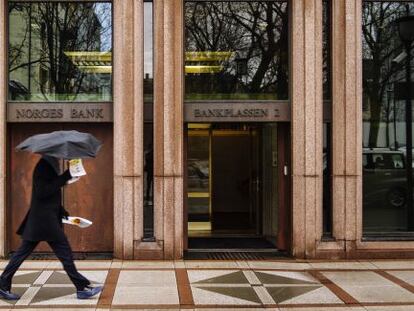 Um homem passa adiante da sede do Banco Central da Noruega