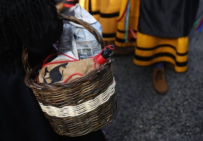 Una bota de vino vista en el interior de una cesta de uno de los participantes durante el recorrido del rebaño.