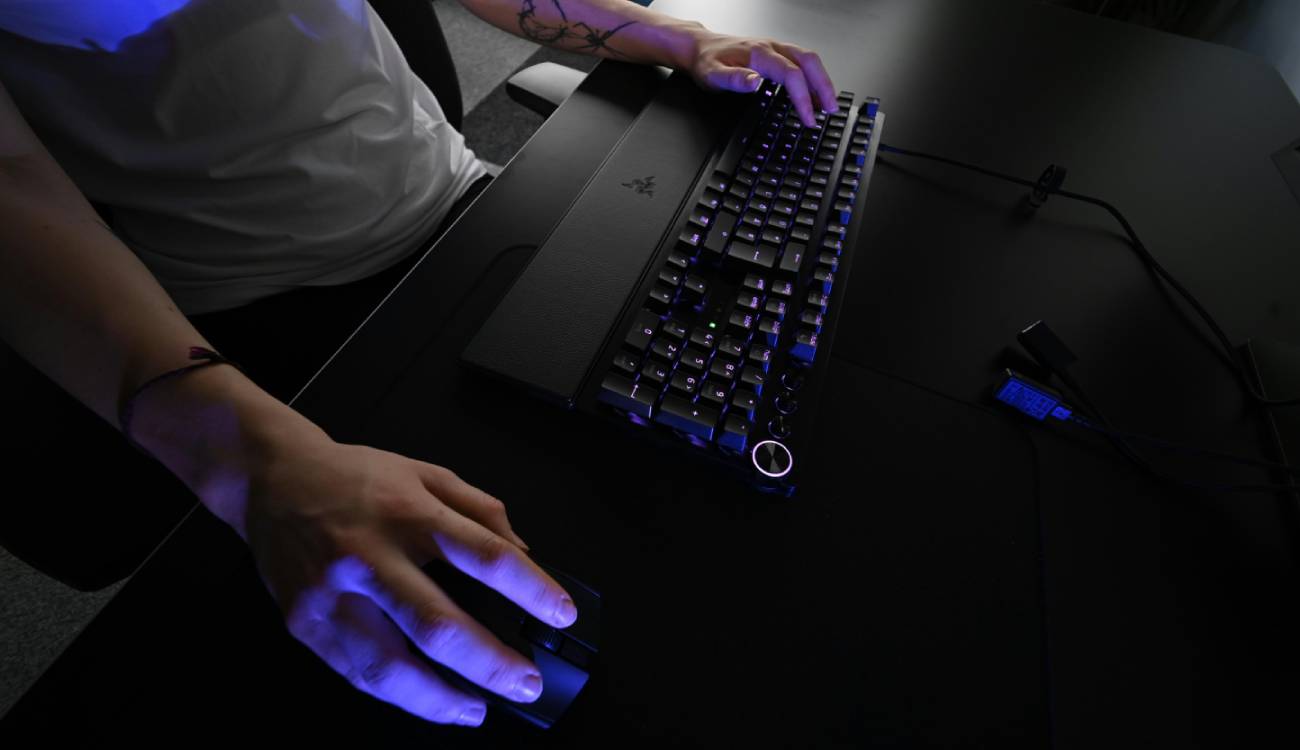 Cómo elegir un buen ratón ergonómico para trabajar durante horas sin sufrir molestias