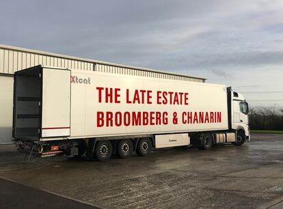 El camión de 13 metros en el que han viajado desde Londres a Barcelona las obras de Broomberg & Chanarin.