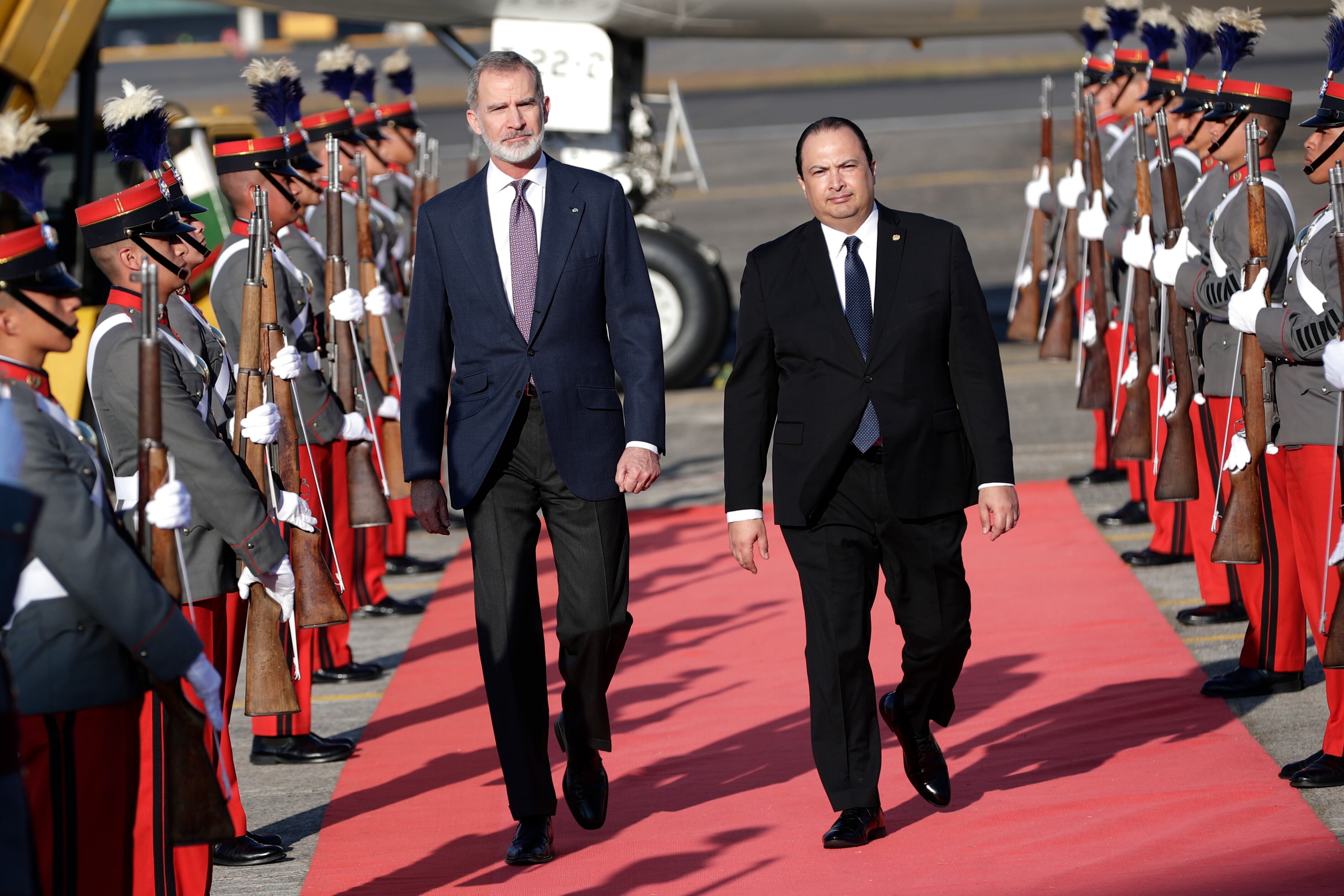 El rey Felipe VI de España junto al ministro de Relaciones Exteriores, Mario Búcaro, en Ciudad de Guatemala, el 13 de enero.