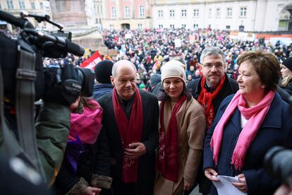 El canciller alemán, Olaf Scholz, y la ministra de Exteriores, Annalena Baerbock, asisten a la protesta contra el extremismo de derechas en Potsdam, el 14 de enero. 