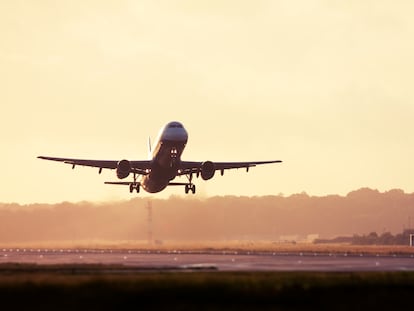 Un avión despegando.