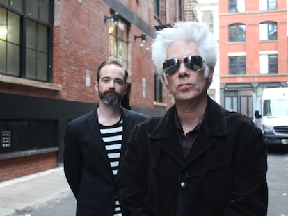 Jim Jarmusch (en primer plano) y Carter Logan, componetes de SQÜRL, en las calles de Nueva York en un retrato promocional.